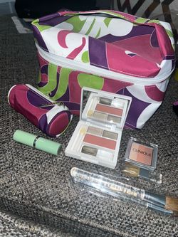 New Clinique 4 Piece w/cosmetics case