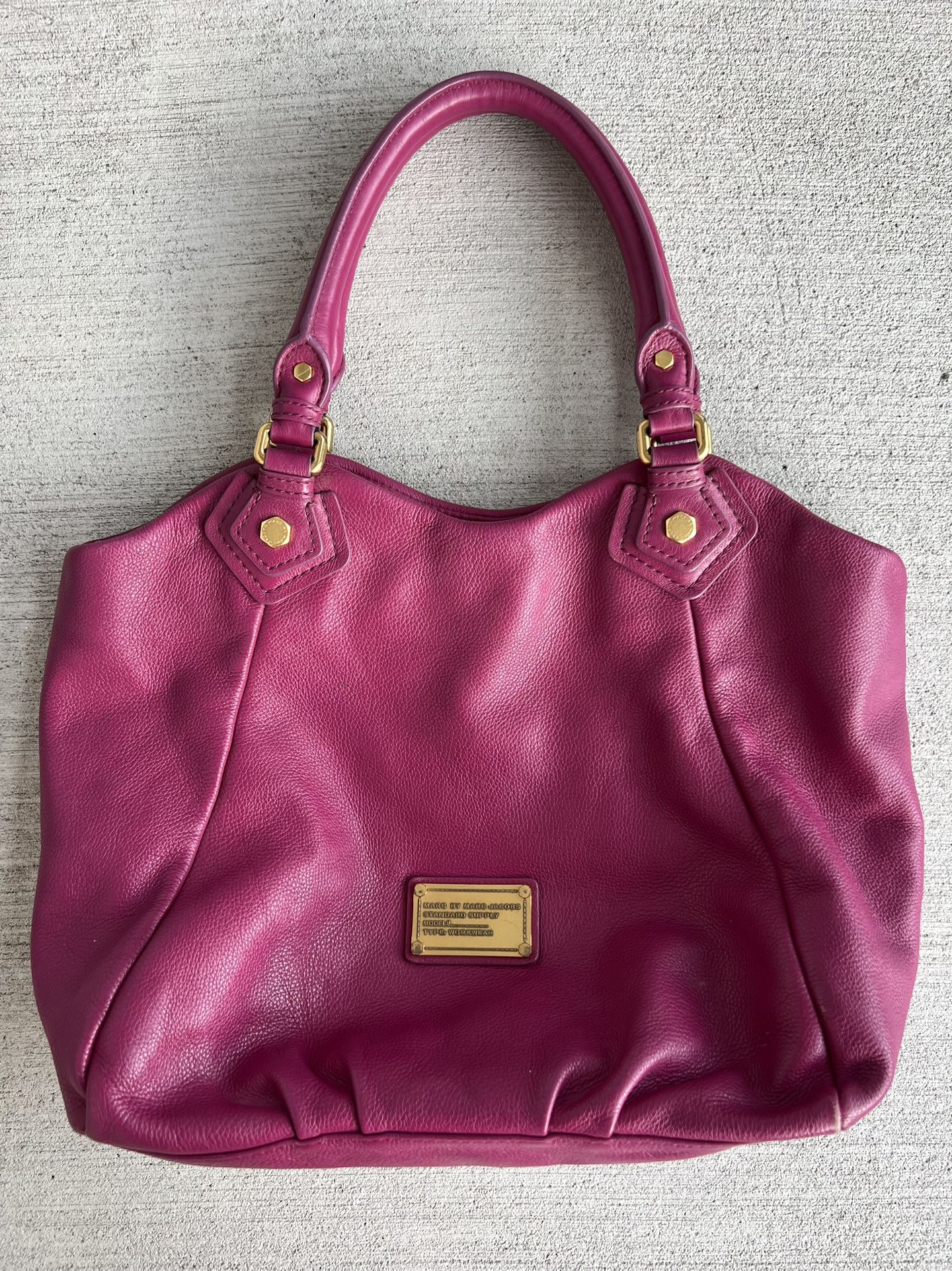 👜 Marc by Marc Jacobs Standard Supply Workwear Tote Bag – Magenta Leather – 43 cm