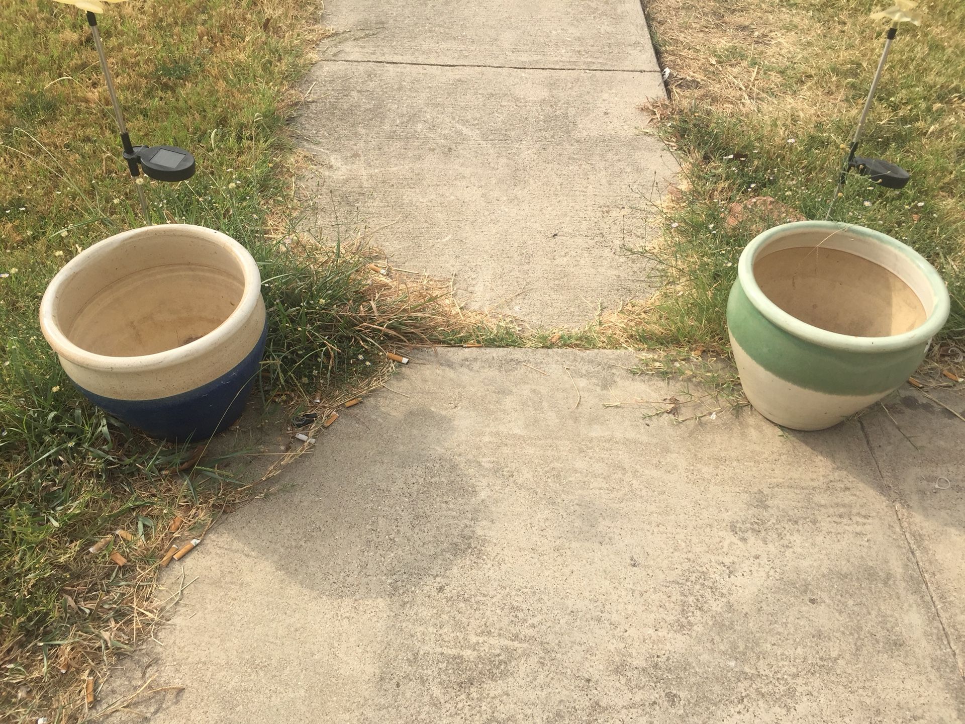 2 ceramic plant pots