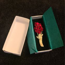 New Vintage Avon DM97 Signed Gold-Tone Dozen Red Roses Brooch Pin Lapel, BEAUTIFUL!( 2 Available, $3ea)