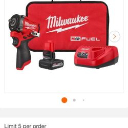 Milwaukee M12 3/8 Stubby Impact Wrench Kit