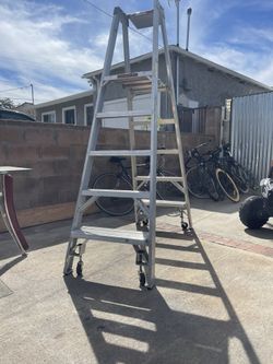 Werner Ladder, platform dual access 6 Foot Ladder 🪜  Heavy duty Has wheels for easy movement. You can use the ladder on both sides dual access 