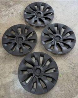 Tesla Model Y Wheel Covers Set of 4 Like New Condition