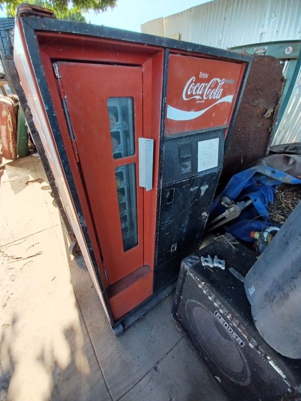 VINTAGE COKE MACHINE!! 250$