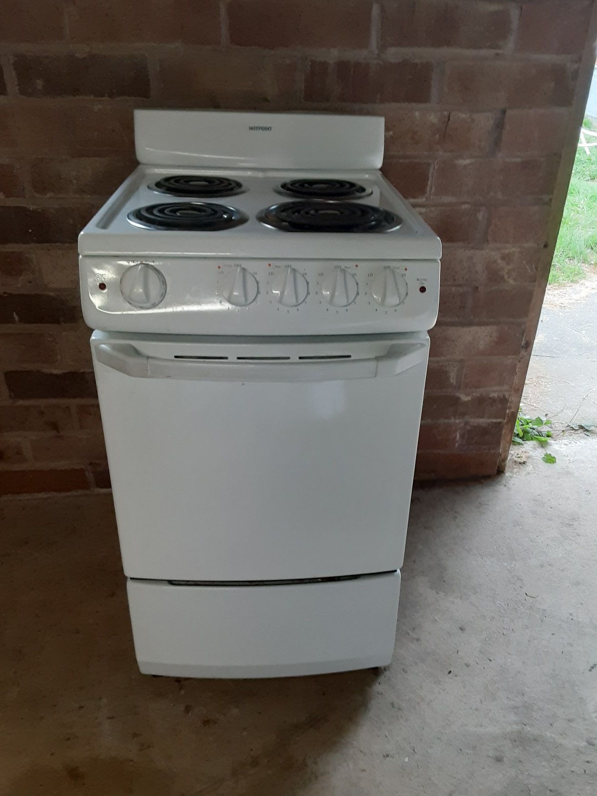 Like new unique sized oven/range