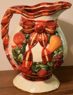 Delarobia ribbon serving pitcher