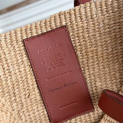 Ćhloe straw-knitted bucket bag