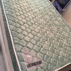 Queen Mattress / Box Spring Ans 3” Memory Pillow Topper