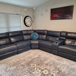 Newport 6-Piece Tri Power Recliner With cup holder console.