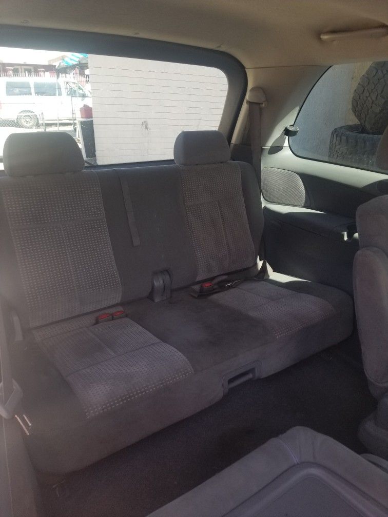 2004 Mazda MPV