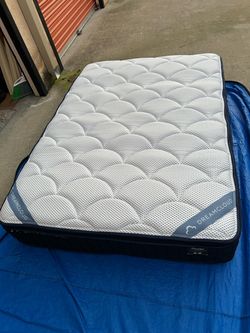 Like New DreamCloud Premier Hybrid, Cal King Mattress, Perfect Condition