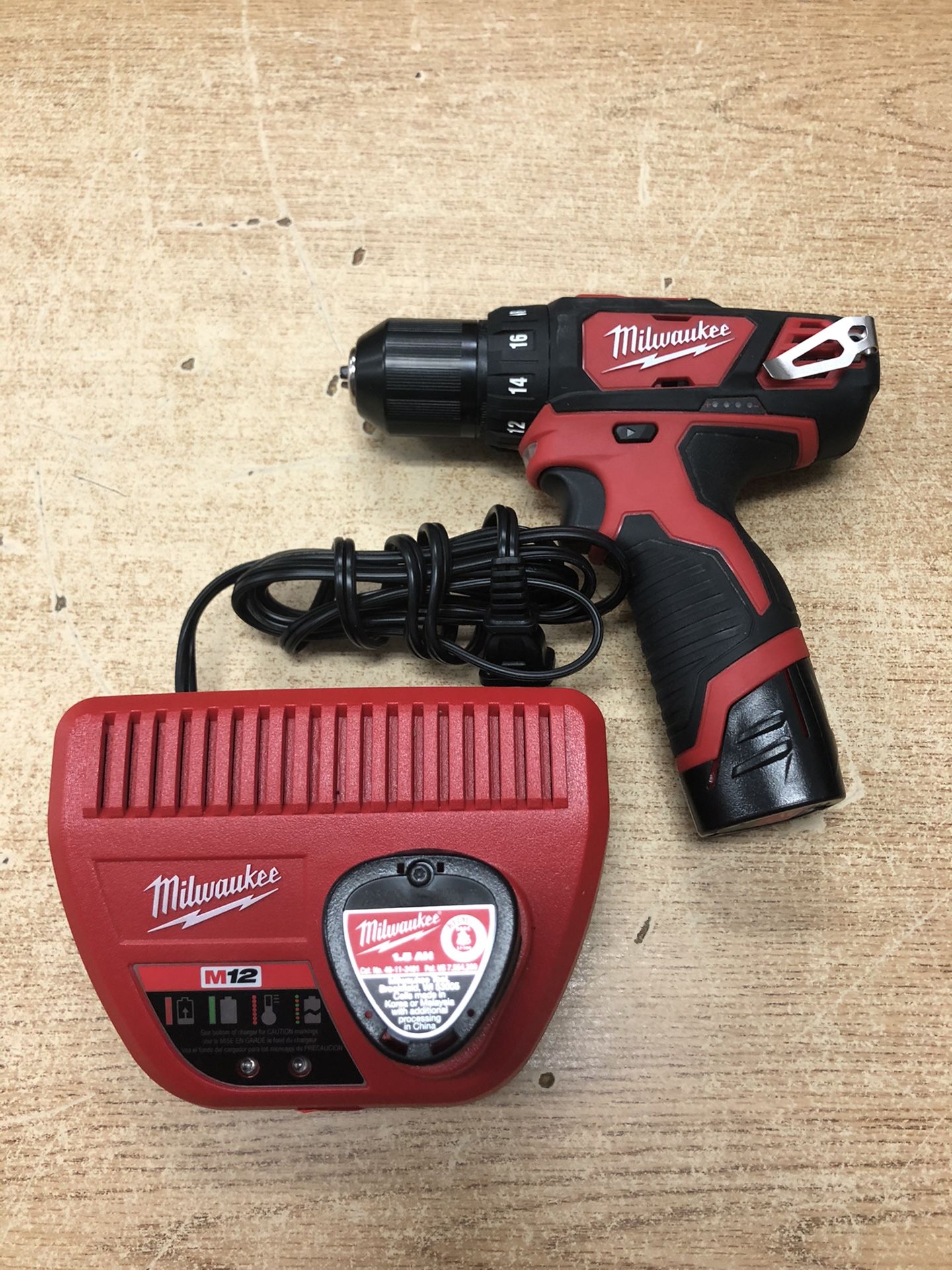 Milwaukee 2407-22 M12 12V Li-Ion Cordless 3/8" Drill/Driver Kit