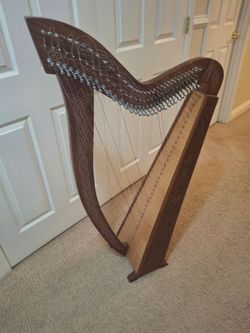 42  INCH TALL .irish Celtic  Levers . Harp  32 strings.  Carrying case.