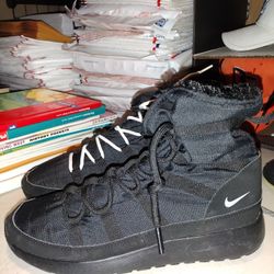 nike

VENTURE

FAUX FUR

LINING

boots

