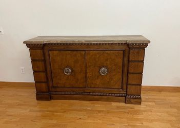 Dining table with 8 chairs and the console very good condition