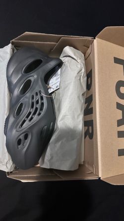 Yeezy foam RNR Onix Size 8