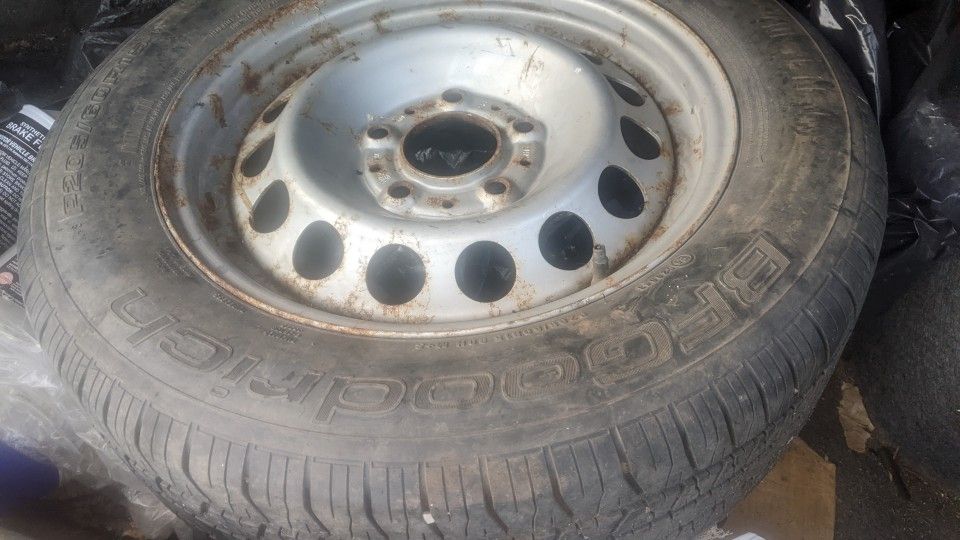 P205/60/R15 Bf Goodrich.