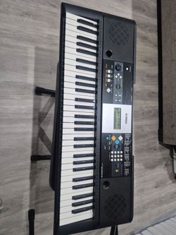 YAMAHA PSR E223 keyboard// Electric cord not included,  it work with batteries,  in good condition