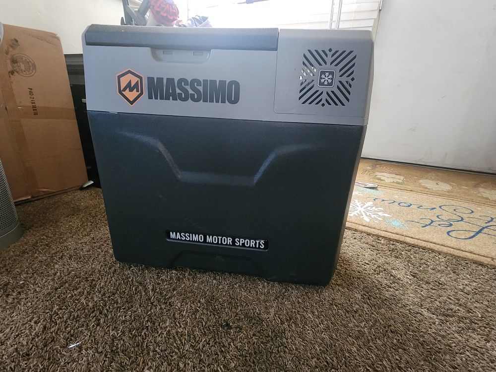 Electic Cooler/ Ice Chest