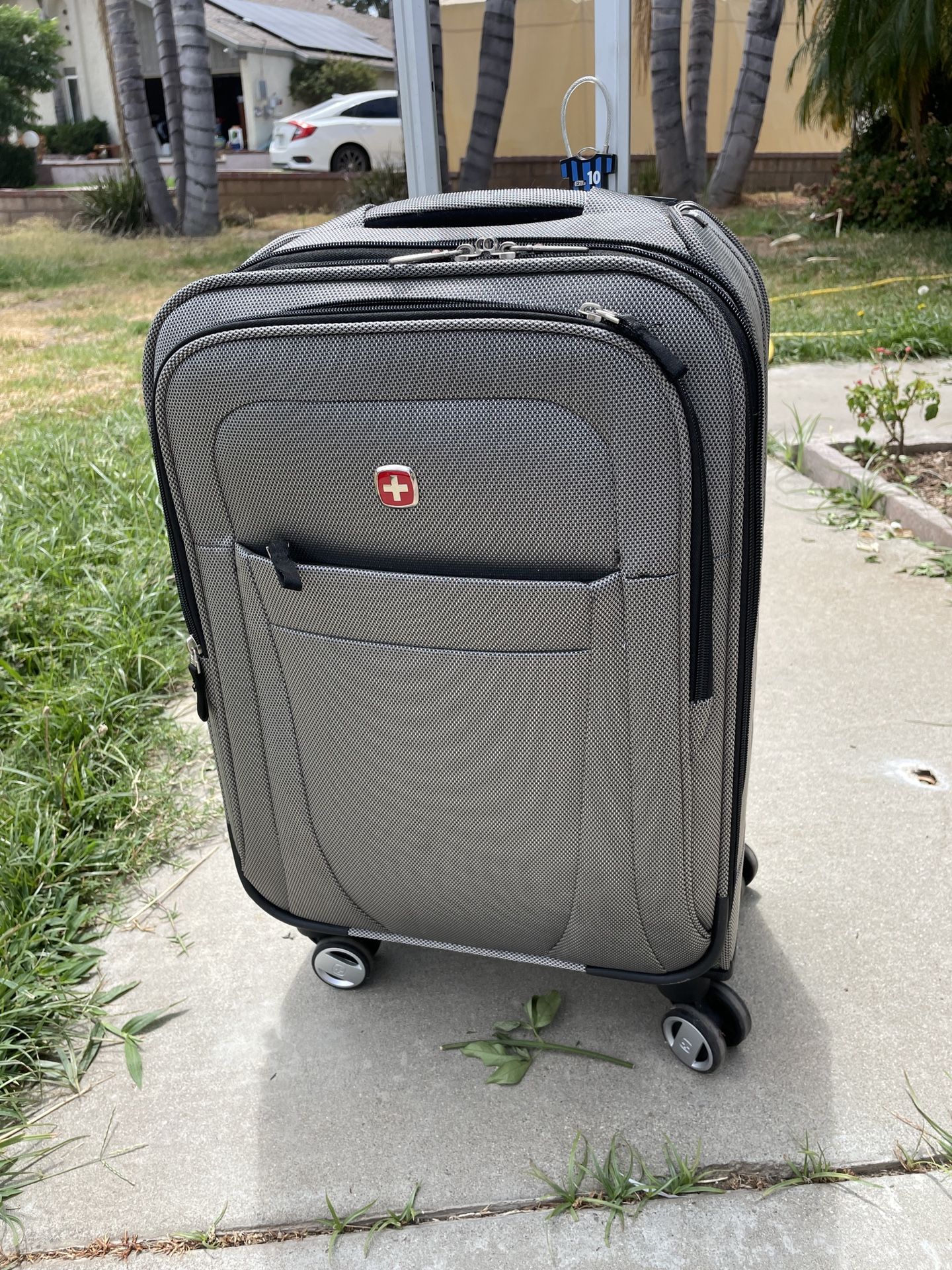 Swiss Gear Carry On Spinner Wheel 20” Luggage + Free Lock