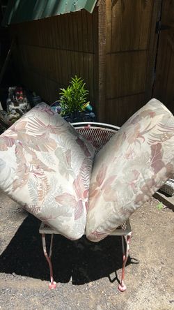 2 Cushions