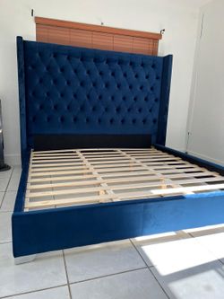King bed frame / cama king azul de terciopelo