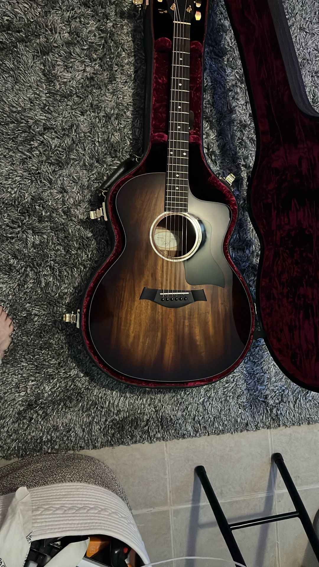 Taylor 224ce-K DLX Grand Auditorium Acoustic-Electric WITH Velvet Lined Leather Case