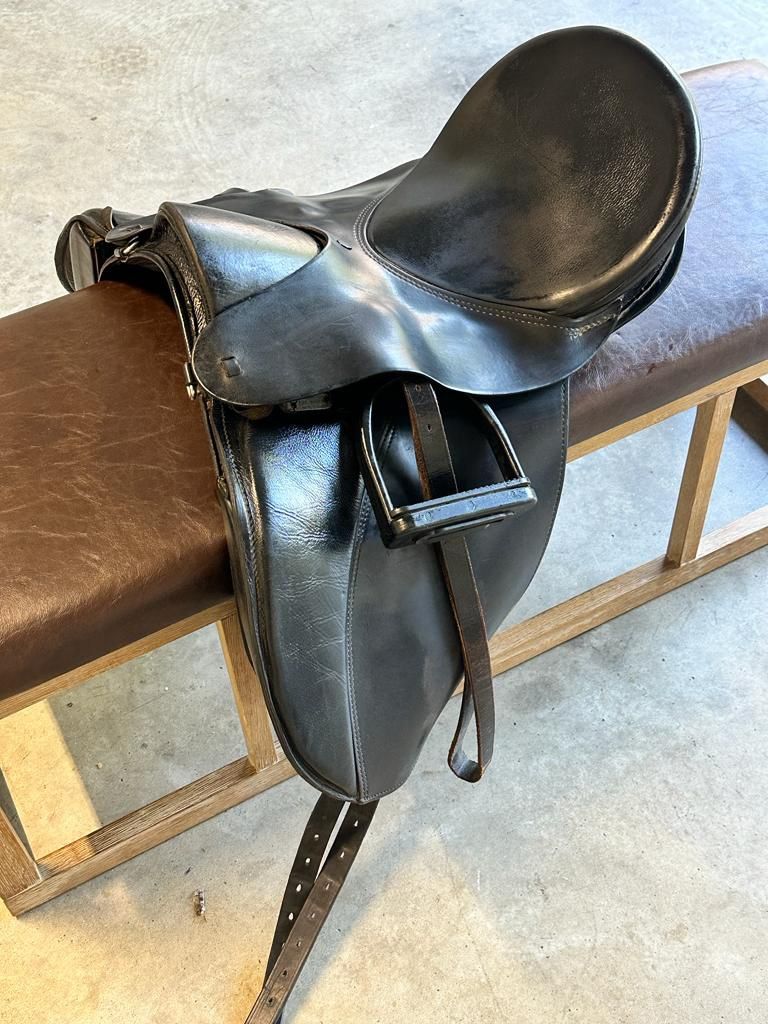 18” Ansur Classic Treeless Dressage Saddle - all leather