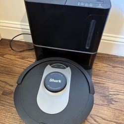 Skark AI Self-empty Roomba vacuum 