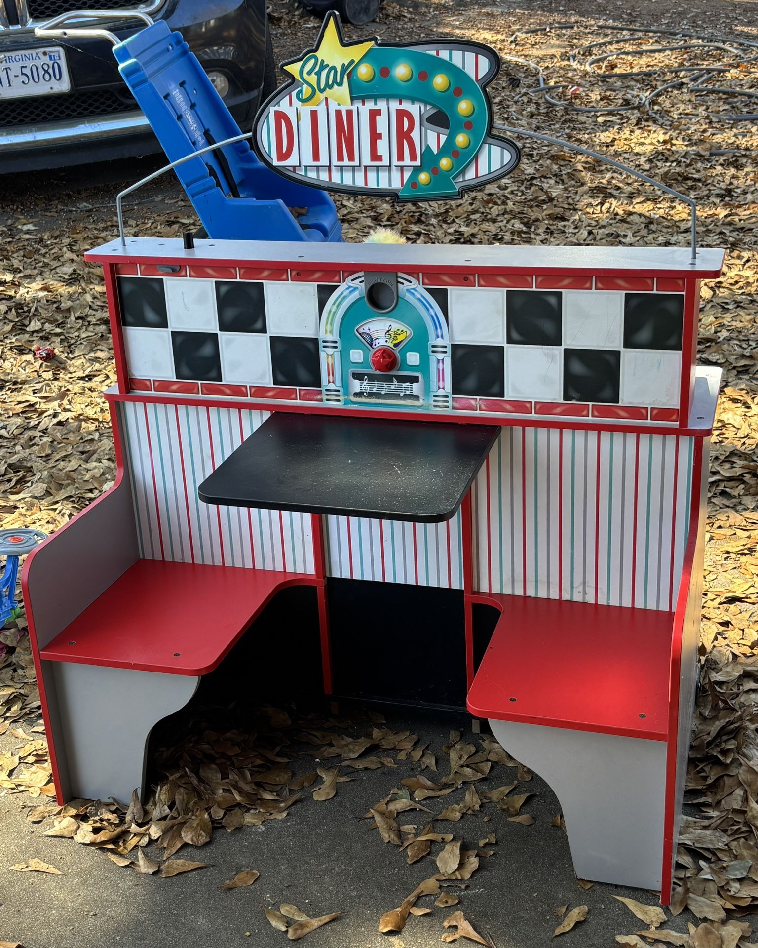Melissa & Doug Star Diner Restaurant play space.