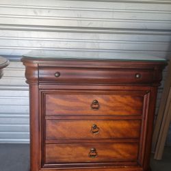 2 Wood Nightstands 
