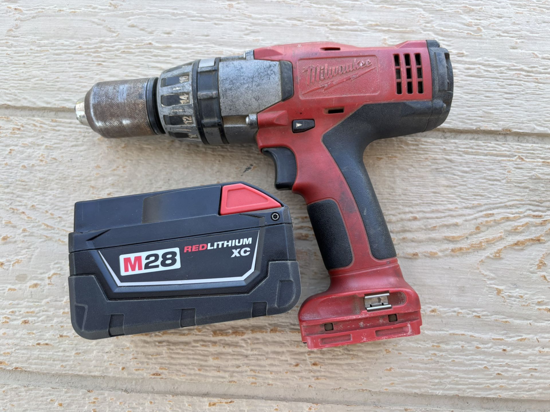Milwaukee 28V Cordless 1/2 in. Drill Kit with (1) Battery & Charger