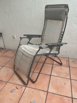 Folding lounge chair