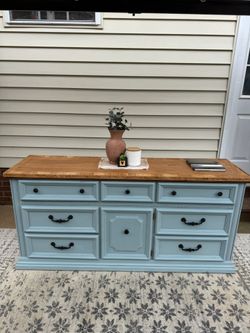 ✨ Beautiful Refinished Solid Wood Dresser – Ready for a New Home! ✨