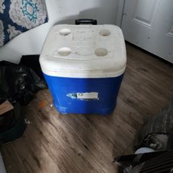 Igloo Cooler W Pullout Handle And Wheeels