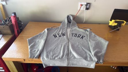 Yankees sweat shirt