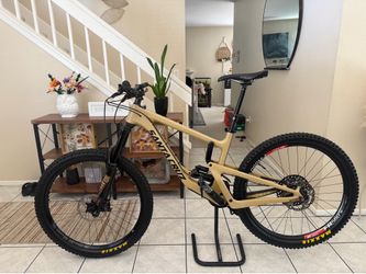 2020 Santa cruz nomad C 27.5 medium frame clean bike