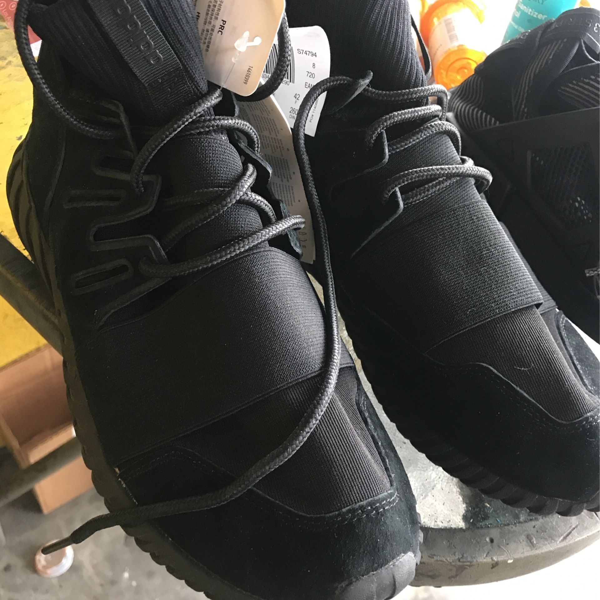 Pares De Tenis Nuevos Y Y Medio $120 Los Pares Adidas - Main Image