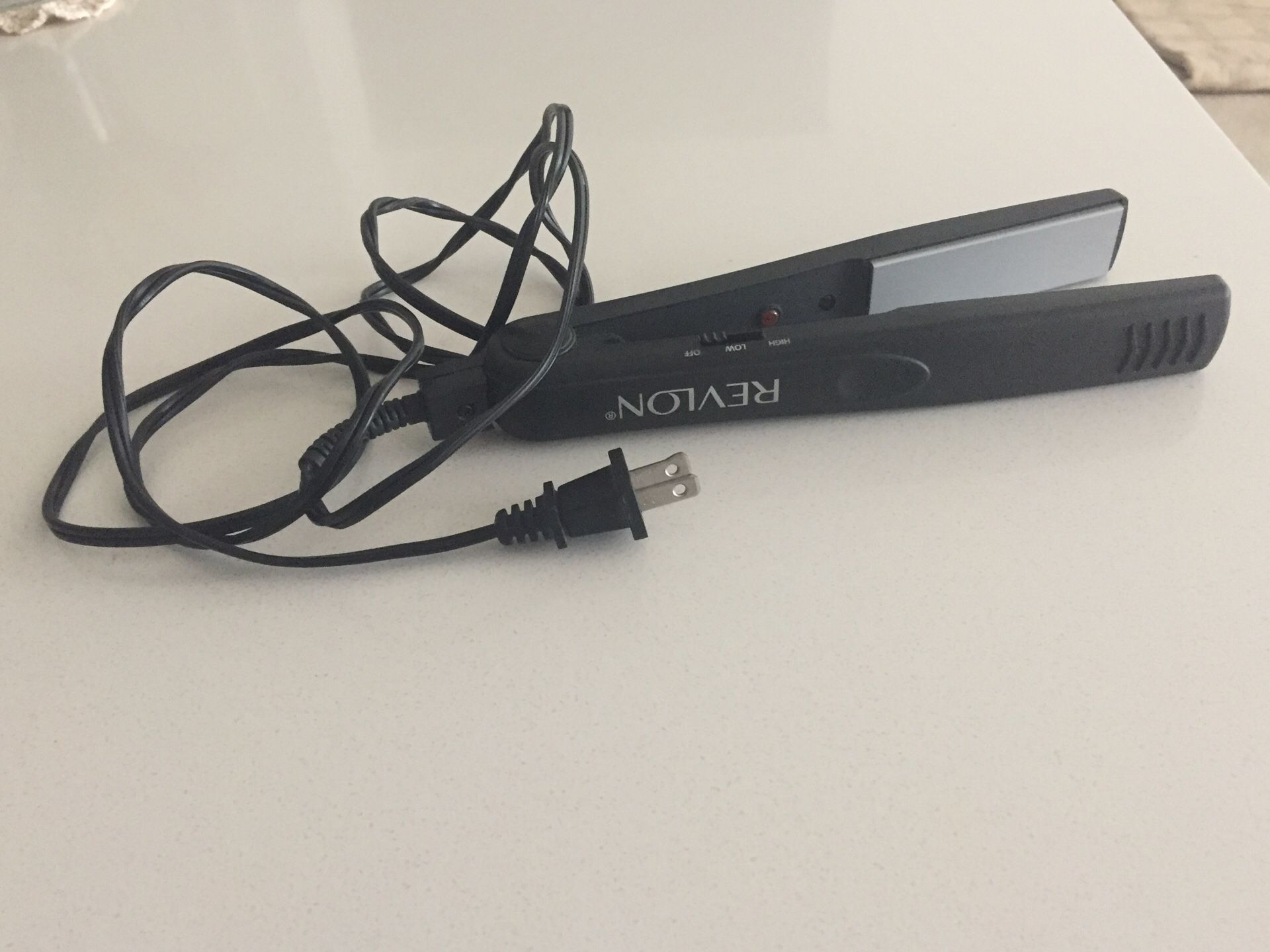Revlon RVST2043 ESSENTIALS Ceramic Coating Revlon Ultra Straight Flat Iron 3/4 Plate Hair Straightener