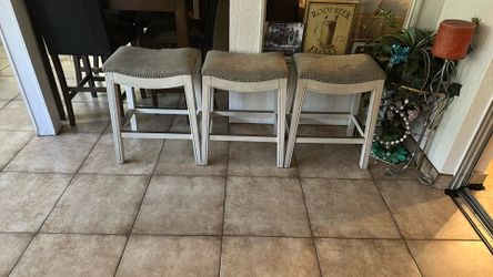 Maven Lane Adrien Backless Bar Stool – 31 Inch Saddle Seat with Footrest – Cream Solid Wood Frame & Natural FabricUpholstery – Ideal for Bars, Pub Tab