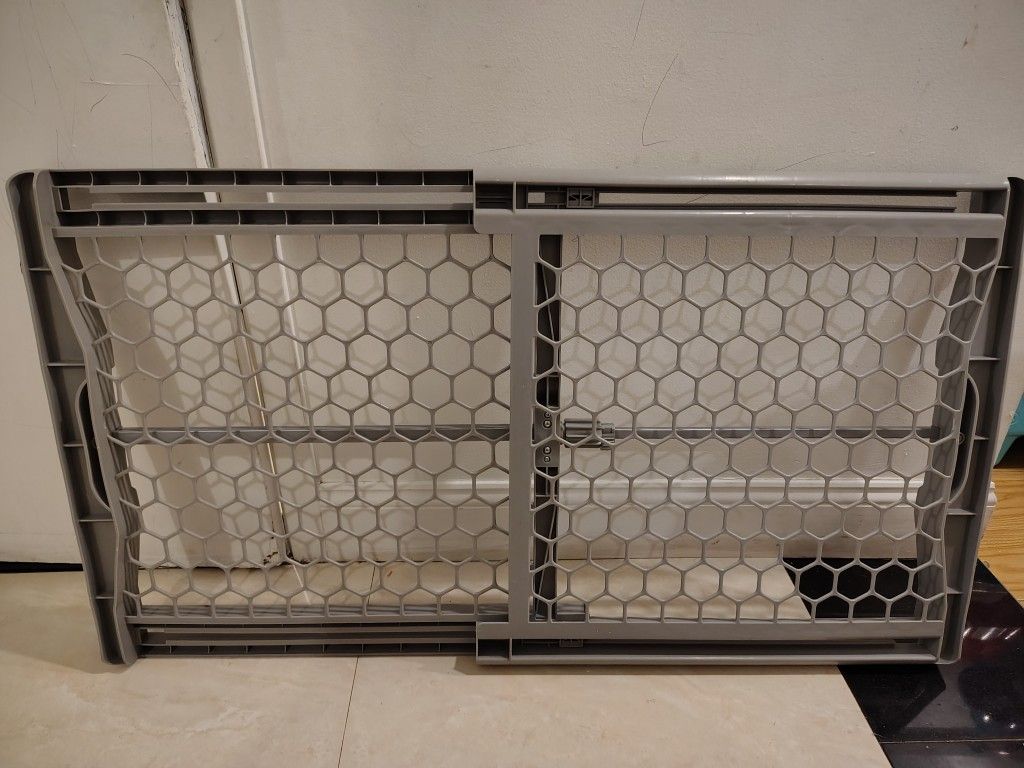 Carlson Door Gate