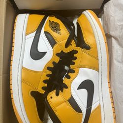 Jordan 1 Mids “Reverse Yellow” Toed