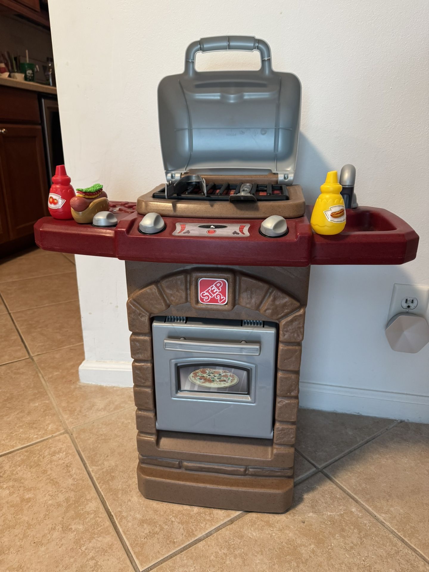 Step2 Fixin' Fun Outdoor Grill | Plastic Toy Grill & Play Food | Pretend Play Grilling Set, Brown (85317)