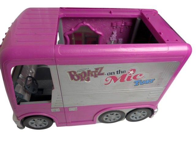 Bratz On The Mic Tour Pink Tour Bus Playset MGA Entertainment 2007