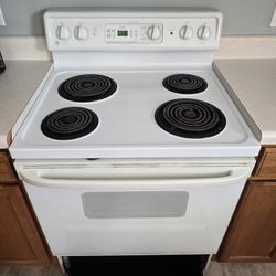 GE JBP26W0B3WW electric range has a number of notable features