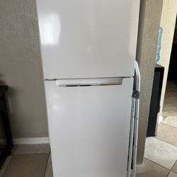 Magic Chef Refrigerator with Top Freezer, 10.1 Cu Ft, White