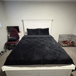 White Wood Three Piece Queen Bedroom Set