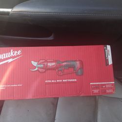 Milwaukee M12 Pruning Shears Kit