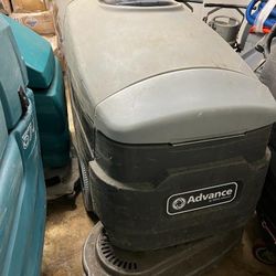 Advance Self Drive Floor Scrubber 32”