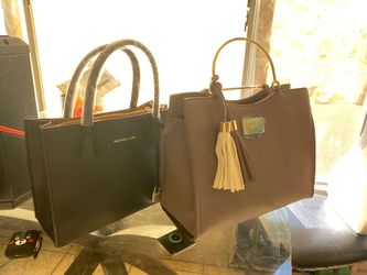 2 bolsas imitaciones nuevas una Michael kors y otra bebé una negra y otra gris